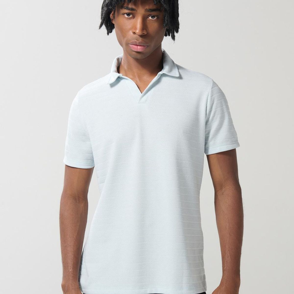 KOAJ - KOAJ Camiseta polo azul clara con cuello V y manga corta Hombre