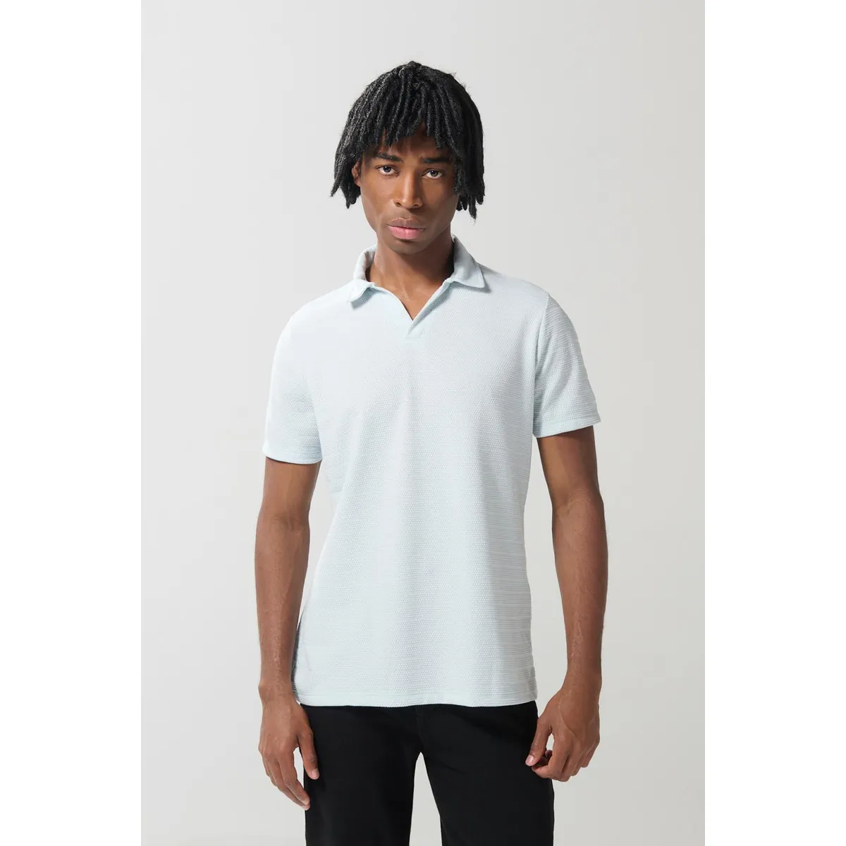 KOAJ - KOAJ Camiseta polo azul clara con cuello V y manga corta Hombre