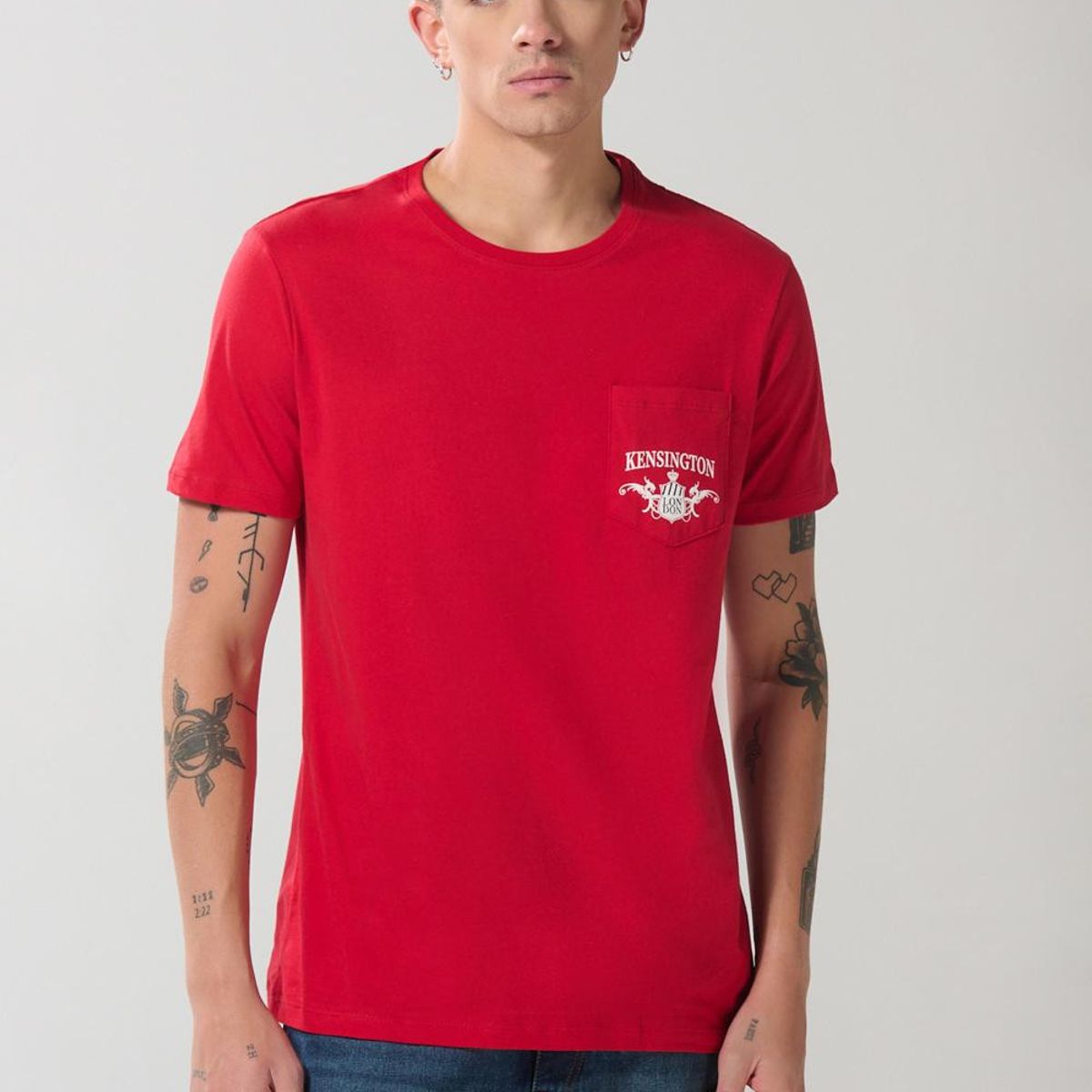 KOAJ - KOAJ Camiseta roja con manga corta, bolsillo y arte college Hombre