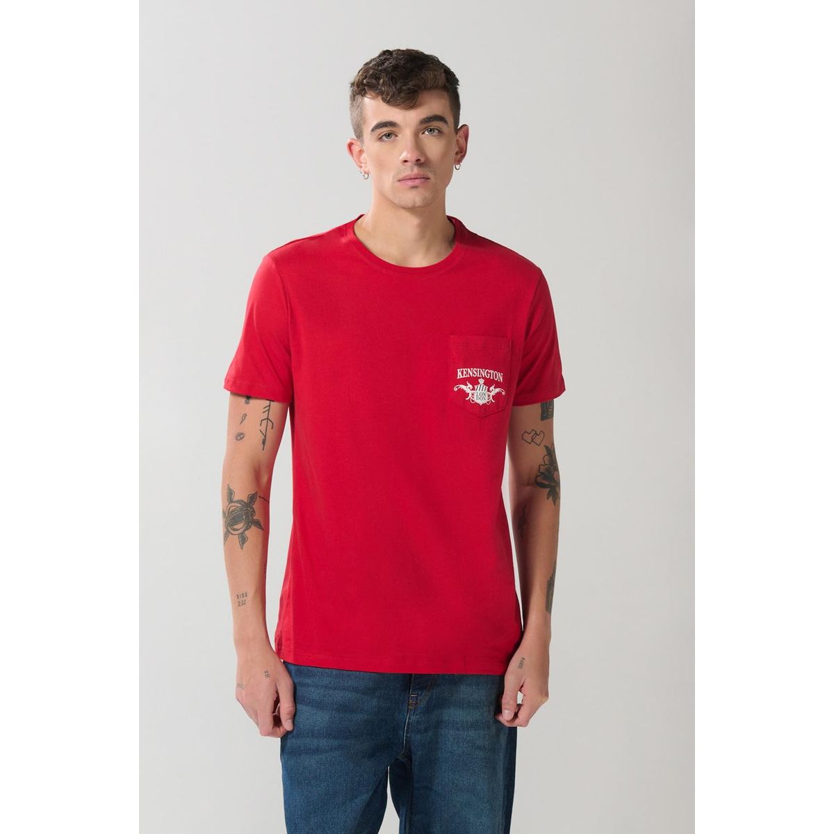 KOAJ - KOAJ Camiseta roja con manga corta, bolsillo y arte college Hombre