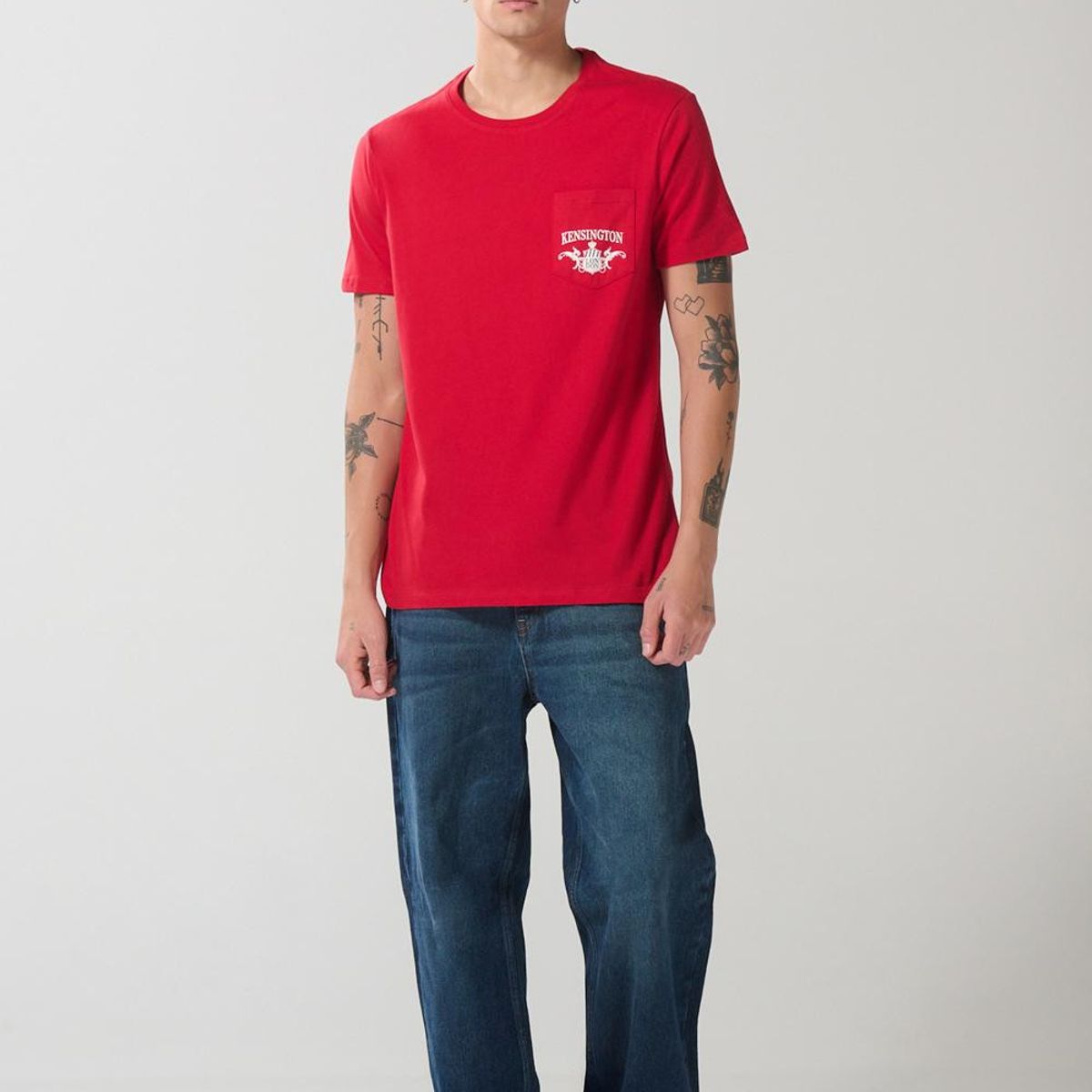 KOAJ - KOAJ Camiseta roja con manga corta, bolsillo y arte college Hombre