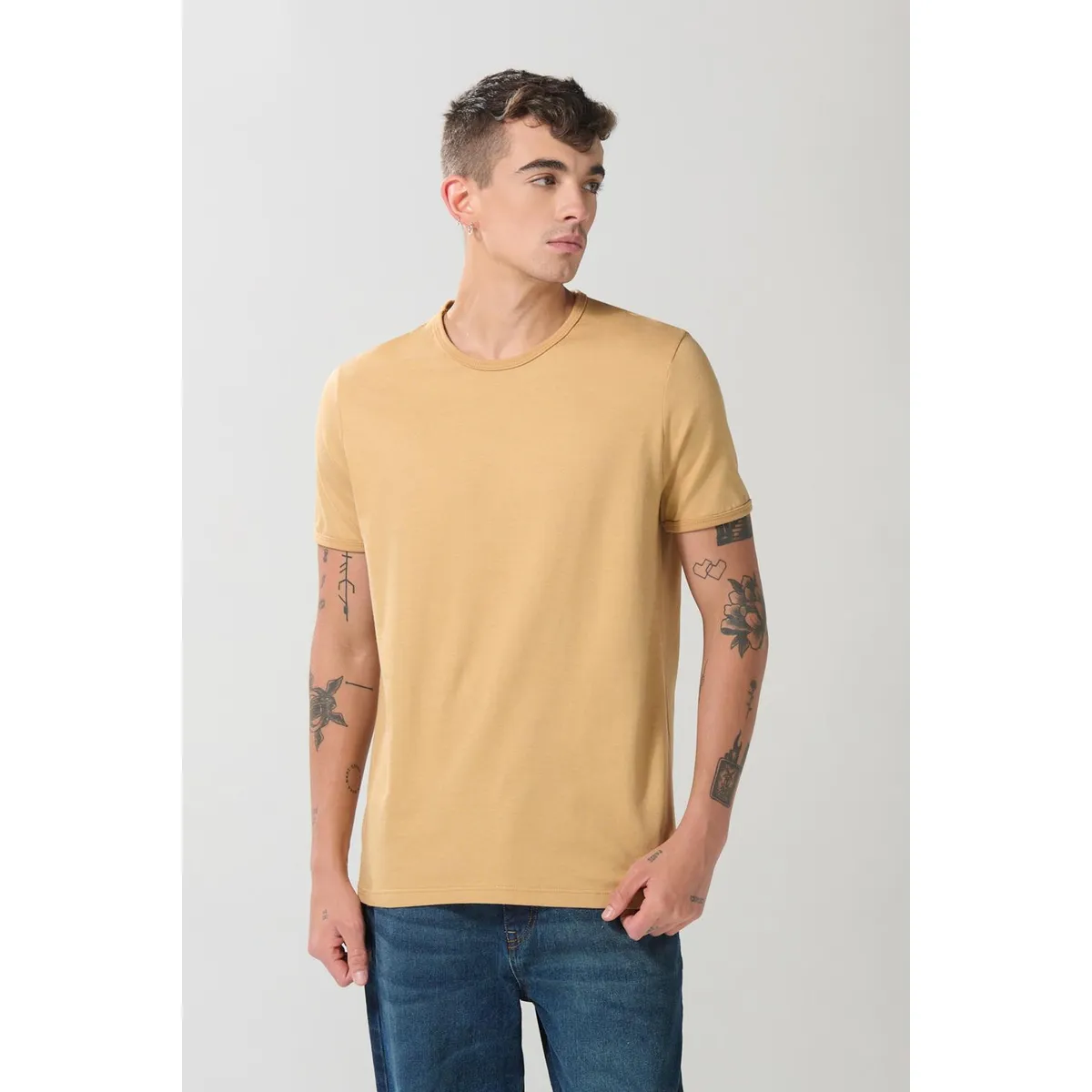 KOAJ - KOAJ Camiseta café clara con manga corta ajustada Hombre