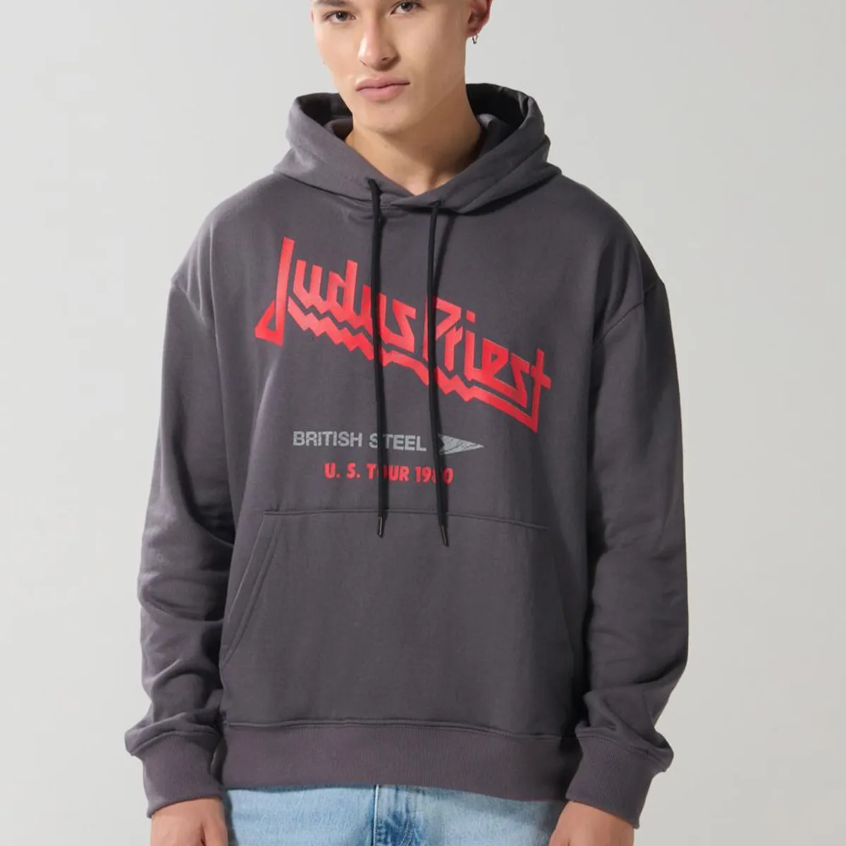 KOAJ - KOAJ Buzo oversize gris intenso con arte de Judas Priest y c Hombre