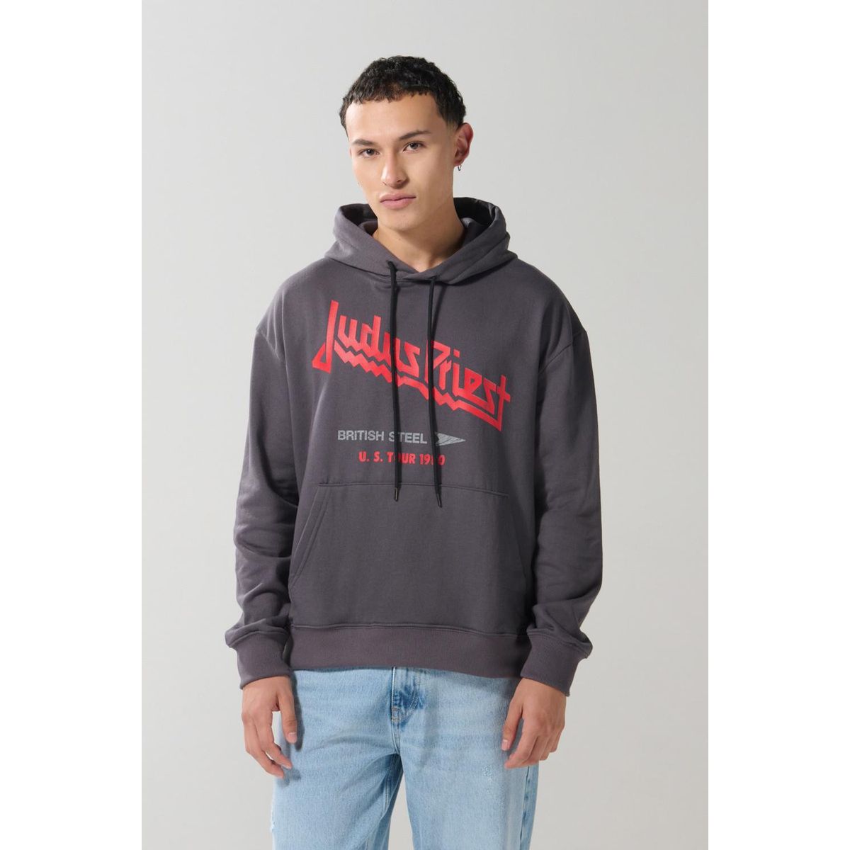 KOAJ - KOAJ Buzo oversize gris intenso con arte de Judas Priest y c Hombre
