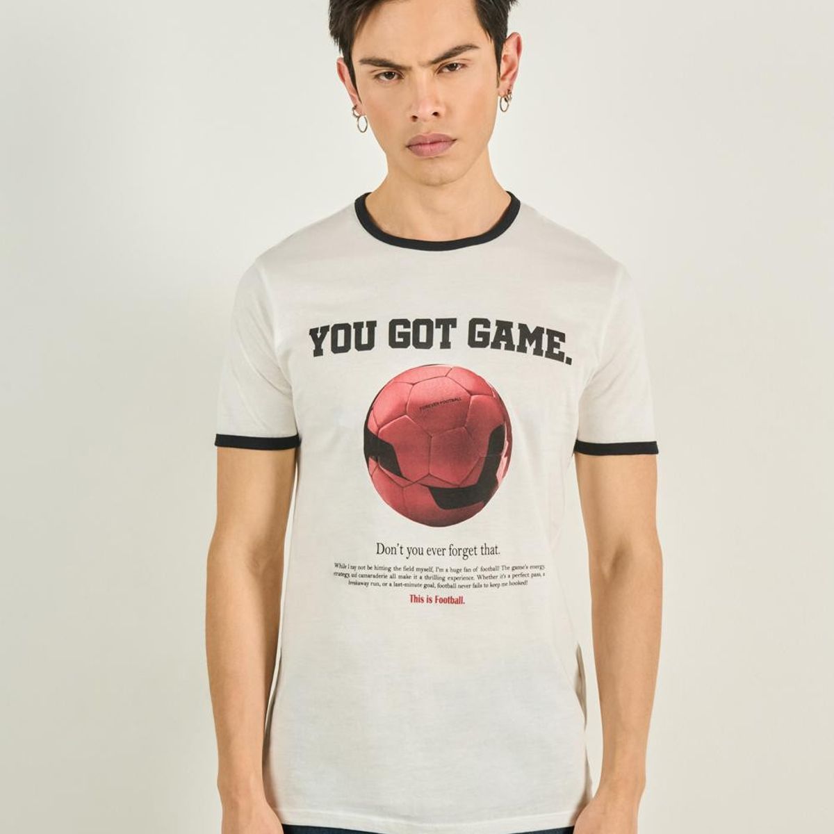 KOAJ - KOAJ Camiseta crema manga corta con contrastes y arte colleg Hombre