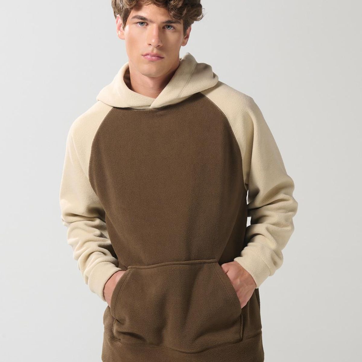 KOAJ - KOAJ Buzo unicolor con manga ranglan y capota en contraste Hombre