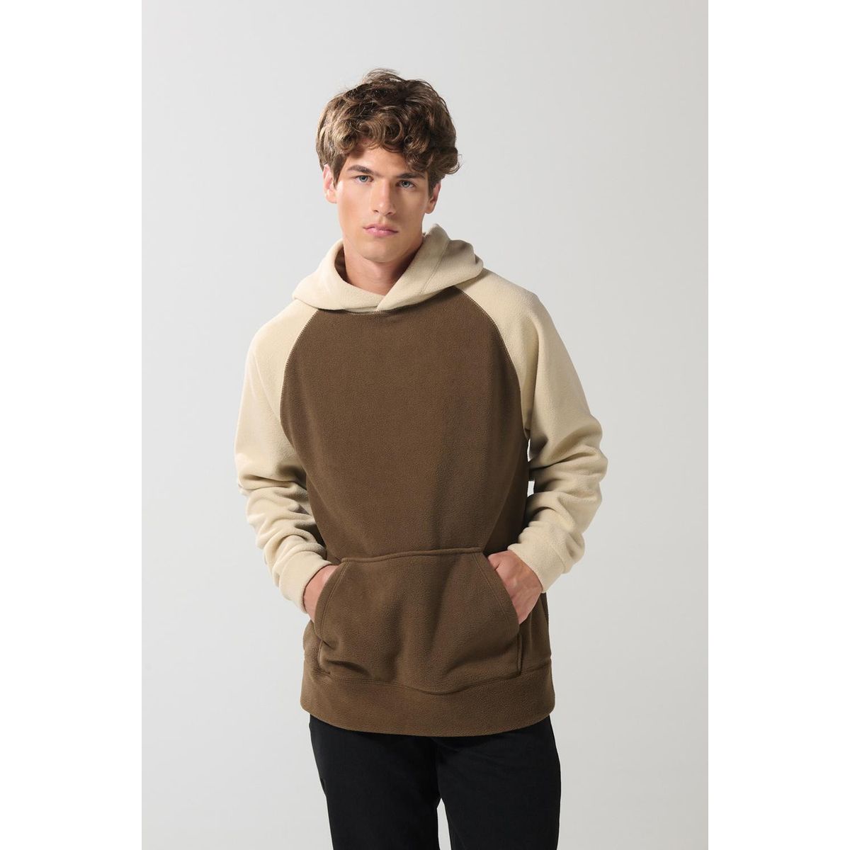 KOAJ - KOAJ Buzo unicolor con manga ranglan y capota en contraste Hombre