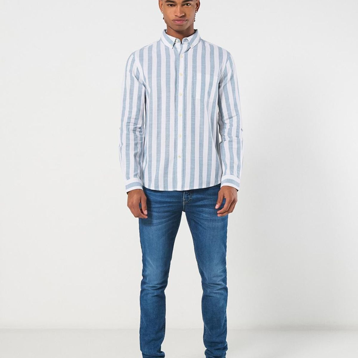 KOAJ - KOAJ Camisa blanca con rayas azules y cuello button down Hombre