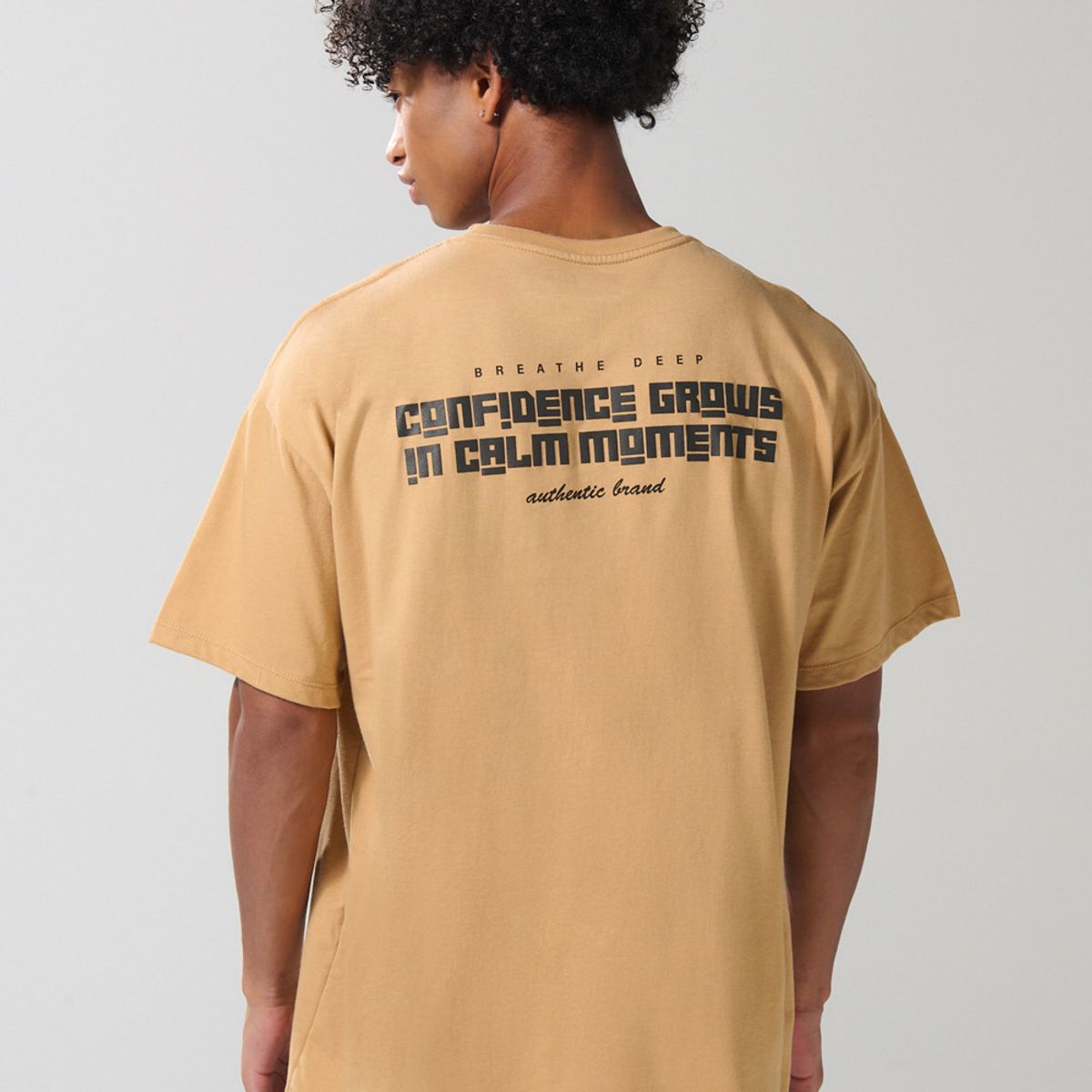 KOAJ - KOAJ Camiseta café oversize con manga corta y textos Hombre