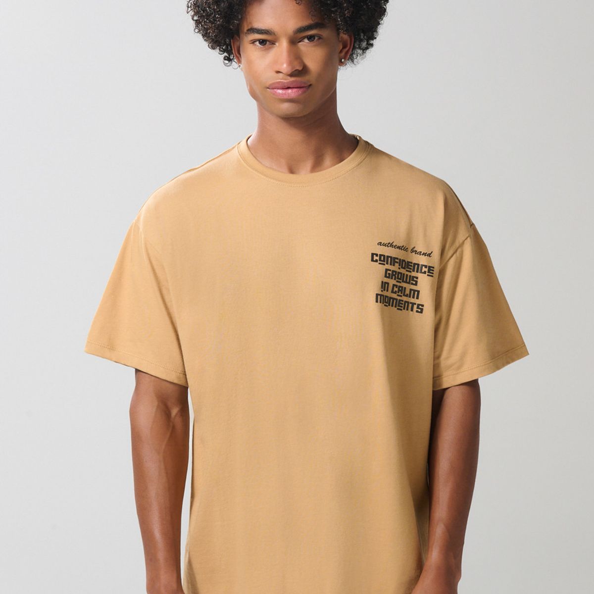 KOAJ - KOAJ Camiseta café oversize con manga corta y textos Hombre