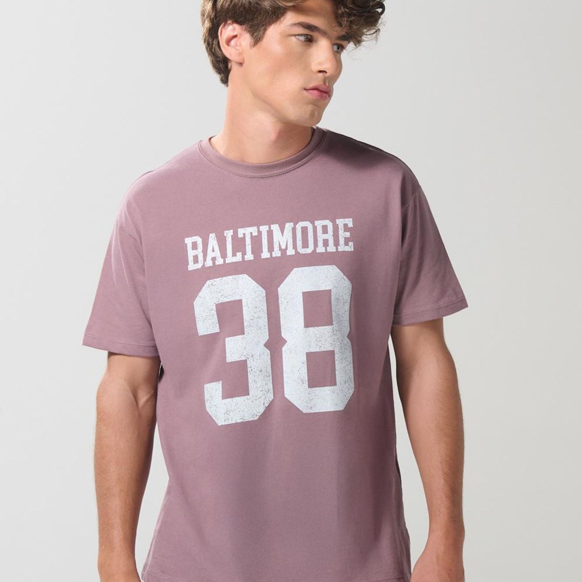 KOAJ - KOAJ Camiseta lila clara cuello redondo con arte college Hombre