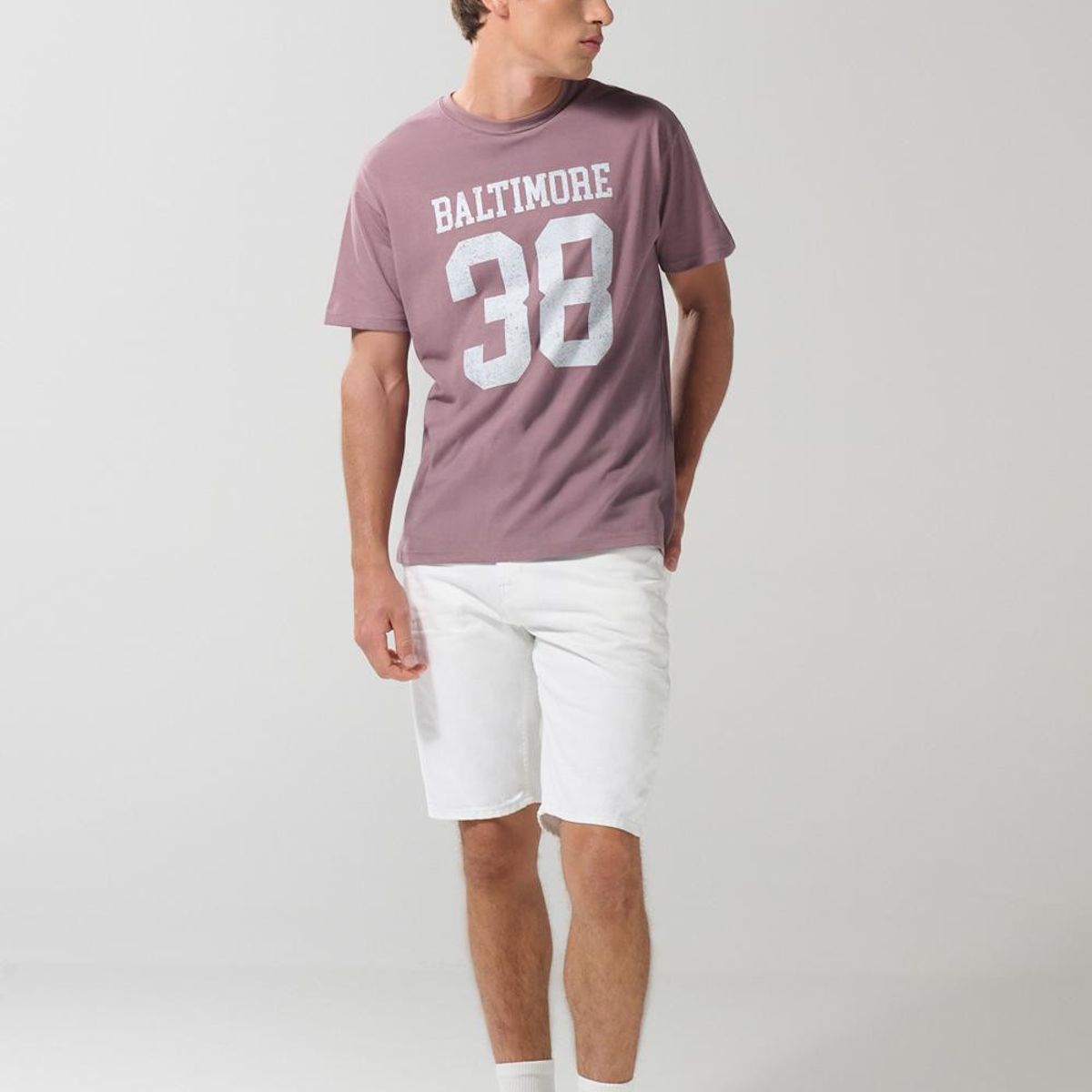 KOAJ - KOAJ Camiseta lila clara cuello redondo con arte college Hombre