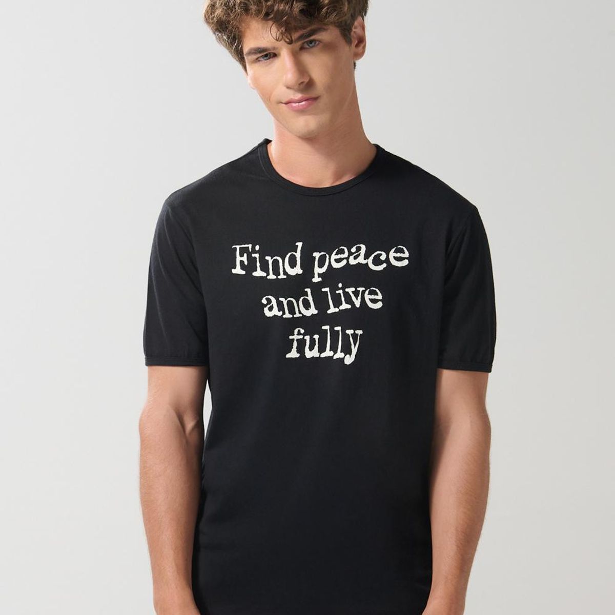 KOAJ - KOAJ Camiseta cuello redondo negra con texto blanco estampa Hombre