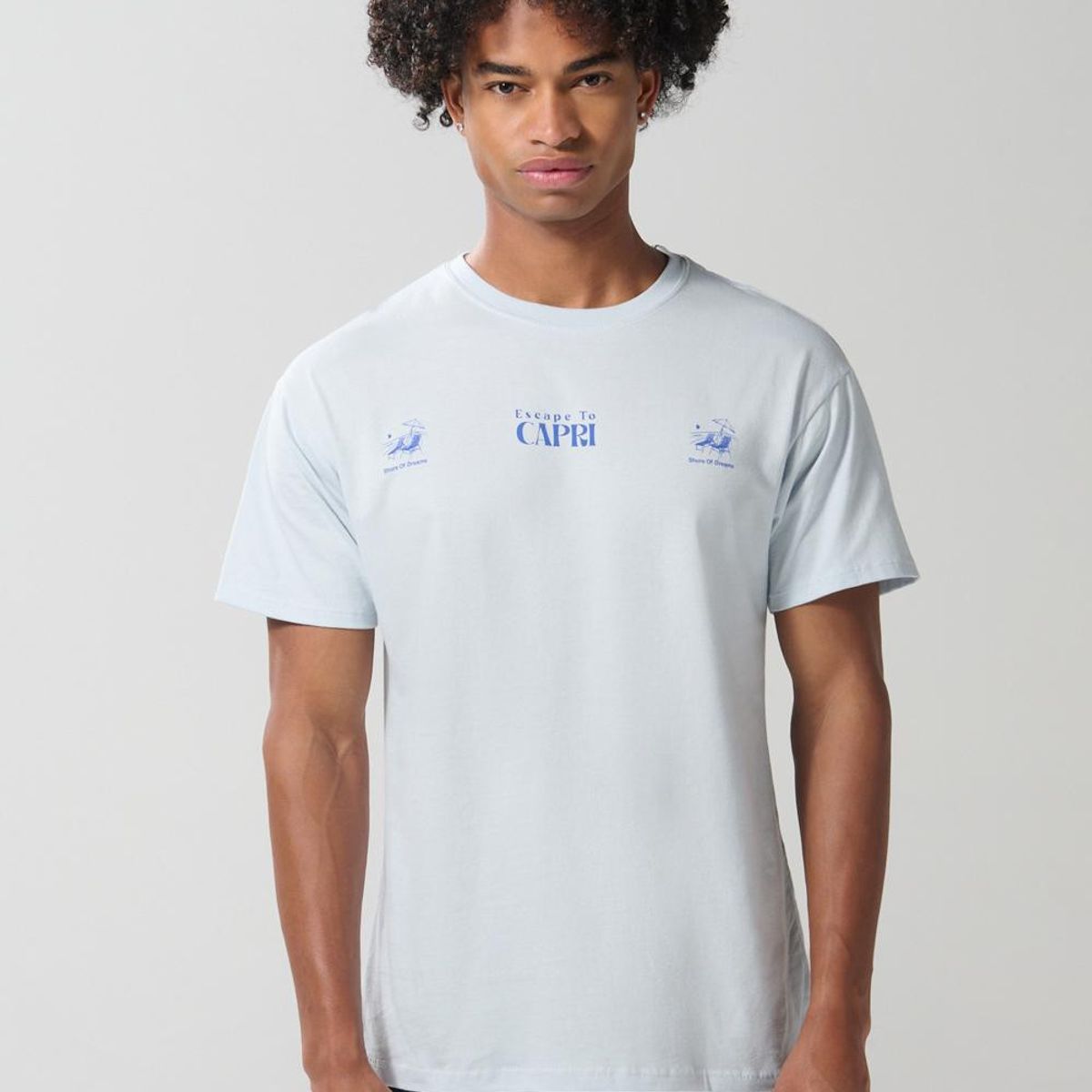 KOAJ - KOAJ Camiseta azul clara manga corta con diseño de playa Hombre