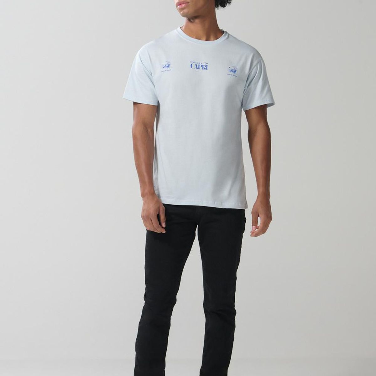 KOAJ - KOAJ Camiseta azul clara manga corta con diseño de playa Hombre