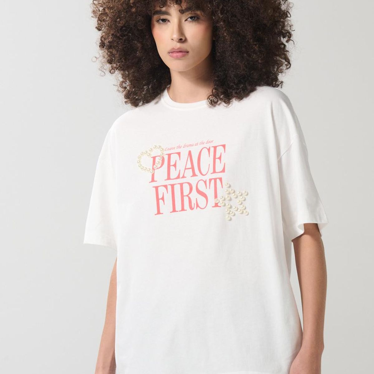 KOAJ - KOAJ Camiseta crema oversize con texto en frente y manga co Mujer