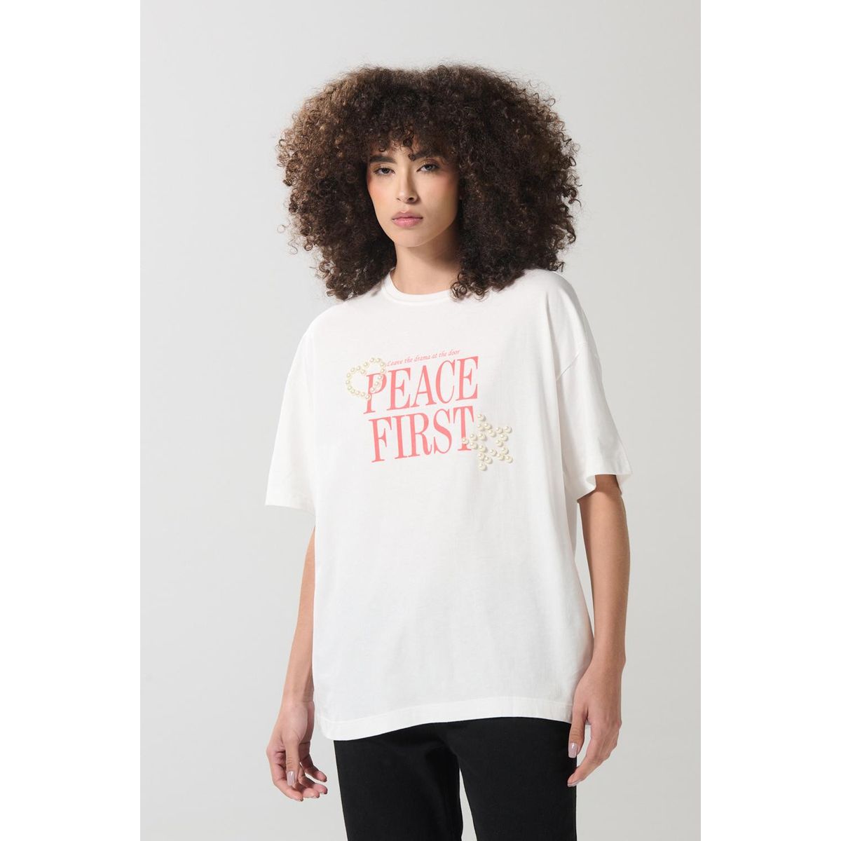 KOAJ - KOAJ Camiseta crema oversize con texto en frente y manga co Mujer