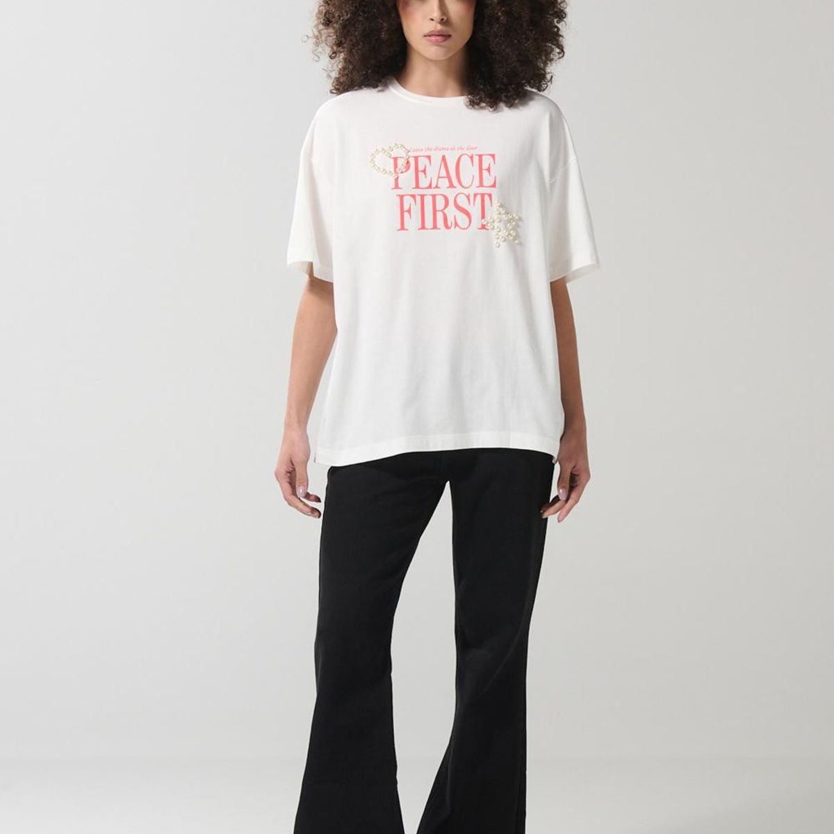 KOAJ - KOAJ Camiseta crema oversize con texto en frente y manga co Mujer