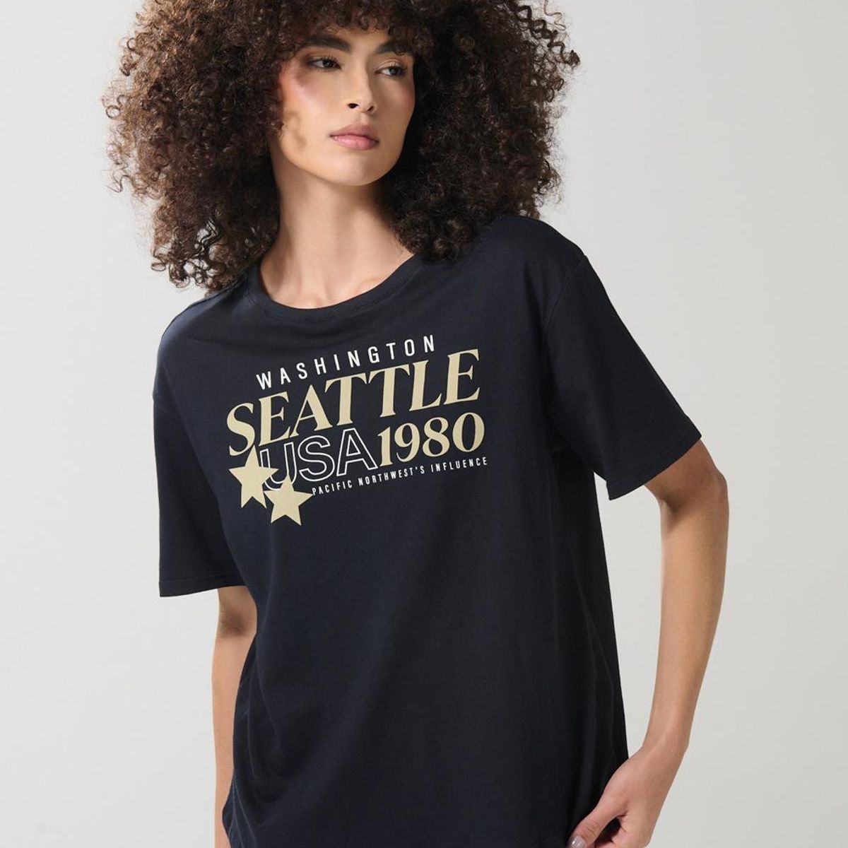 KOAJ - KOAJ Camiseta holgada manga corta negra con arte college Mujer