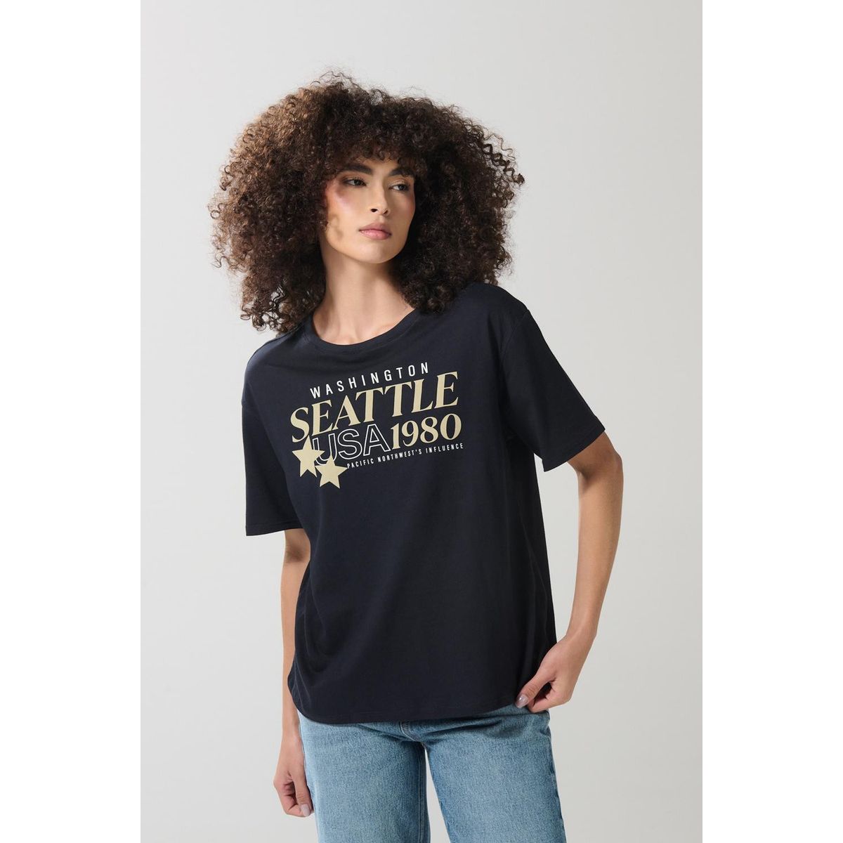 KOAJ - KOAJ Camiseta holgada manga corta negra con arte college Mujer