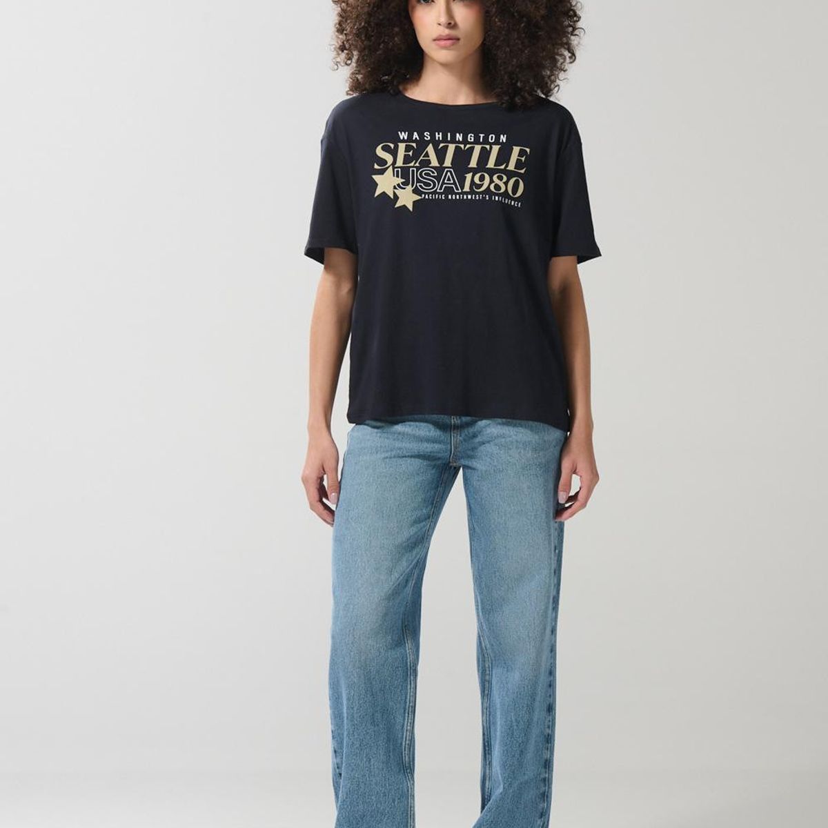 KOAJ - KOAJ Camiseta holgada manga corta negra con arte college Mujer