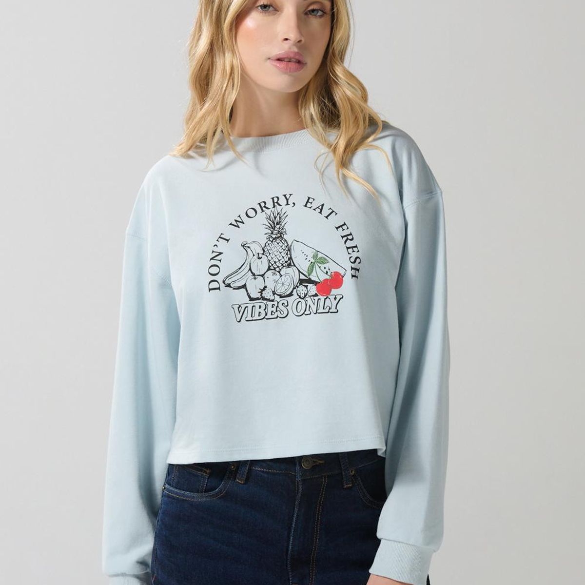 KOAJ - KOAJ Buzo crop top unicolor con diseño de frutas Mujer