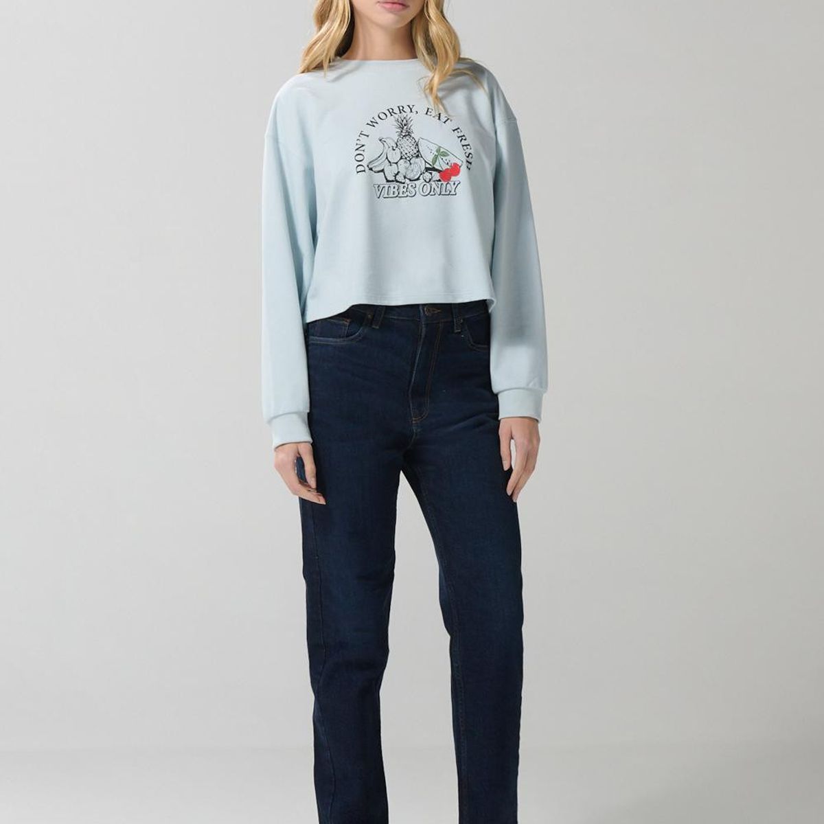 KOAJ - KOAJ Buzo crop top unicolor con diseño de frutas Mujer