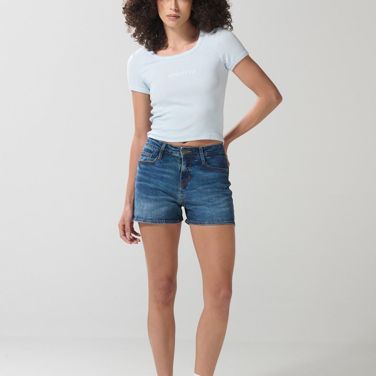 KOAJ - KOAJ Camiseta azul clara manga corta con bordado college Mujer