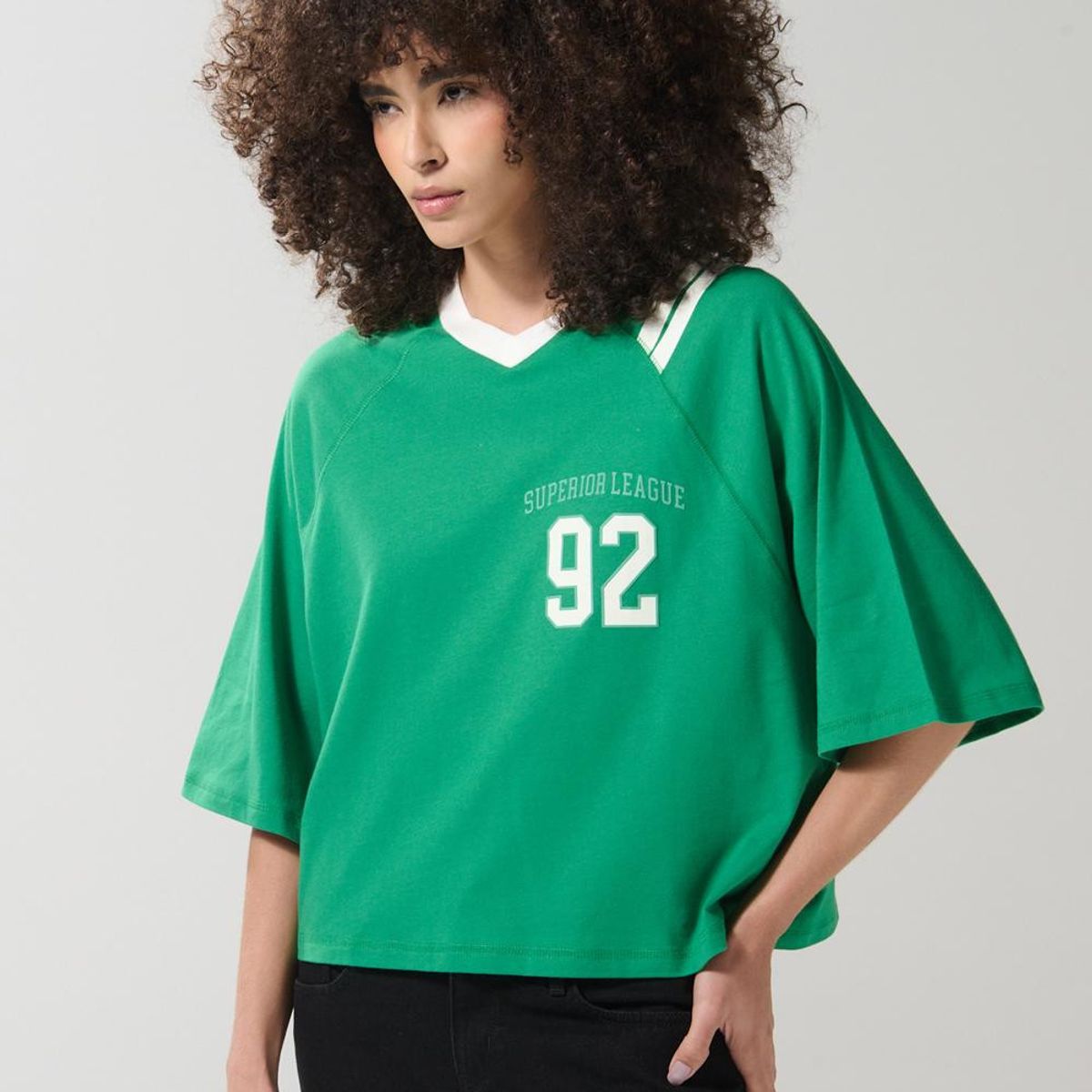 KOAJ - KOAJ Camiseta verde crop top oversize con diseño college Mujer
