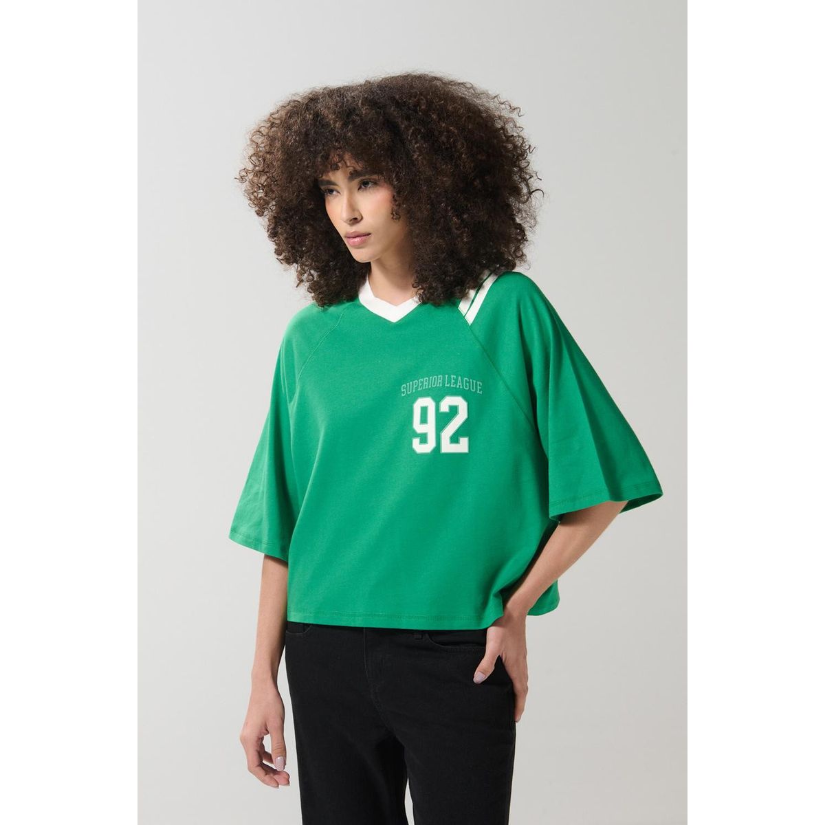 KOAJ - KOAJ Camiseta verde crop top oversize con diseño college Mujer