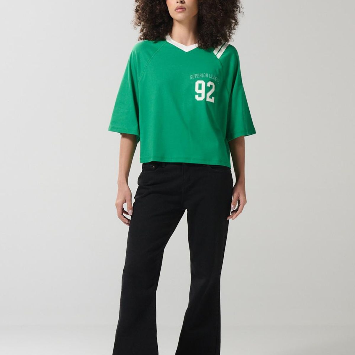 KOAJ - KOAJ Camiseta verde crop top oversize con diseño college Mujer