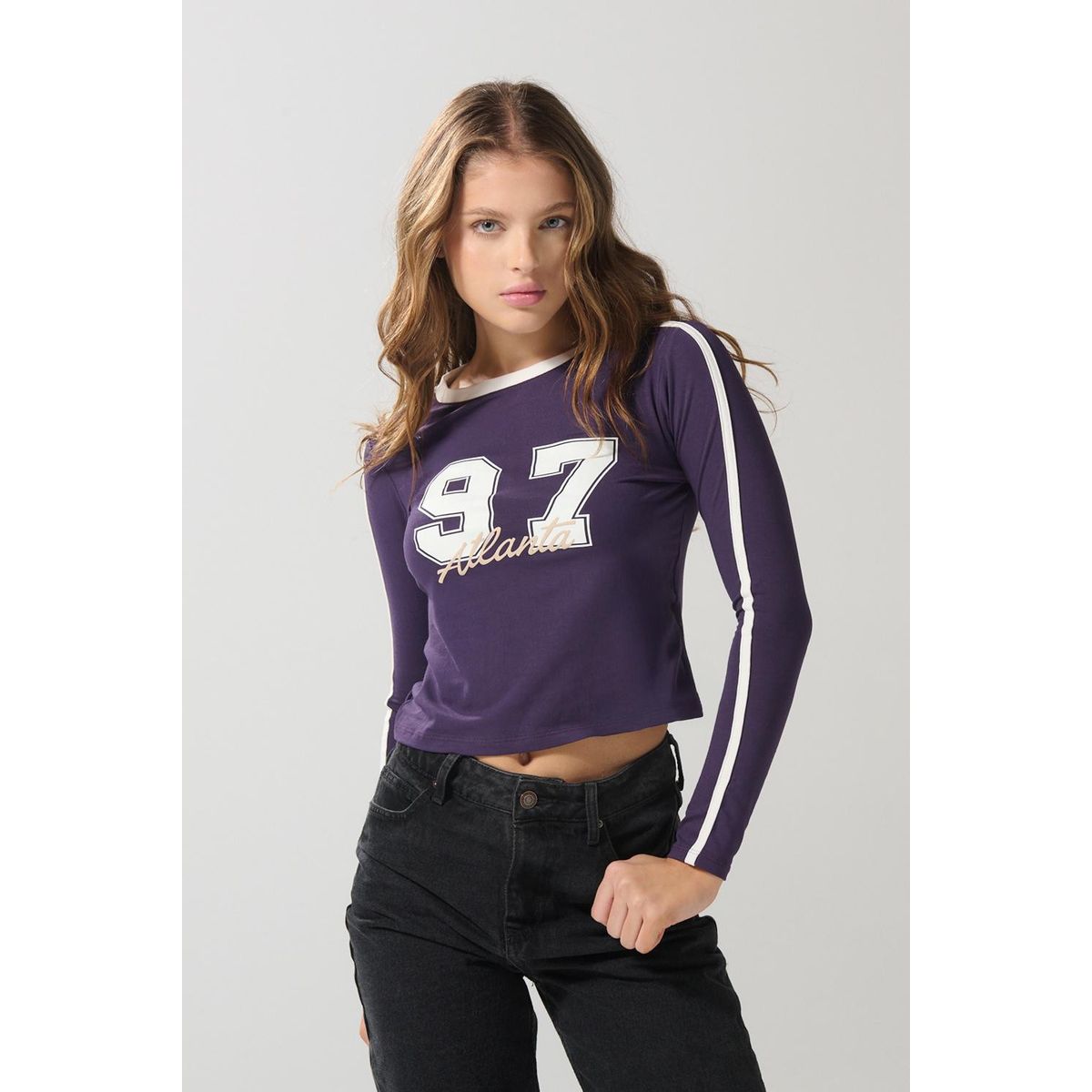 KOAJ - KOAJ Camiseta manga larga morada oscura con arte college Mujer