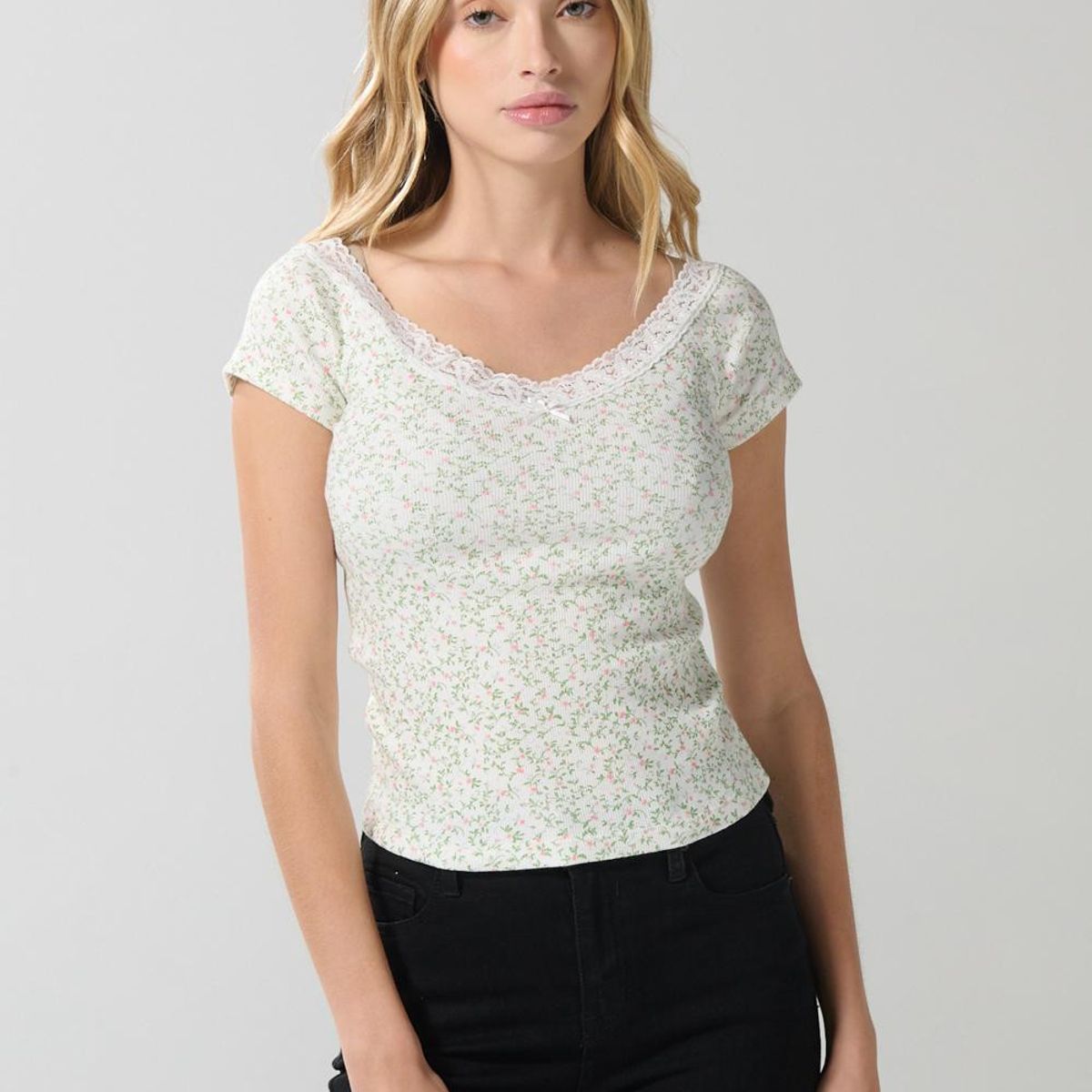 KOAJ - KOAJ Camiseta crema manga corta con diseños de flores Mujer