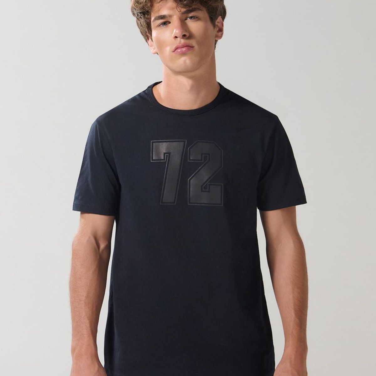KOAJ - KOAJ Camiseta azul intensa manga corta con arte college num Hombre