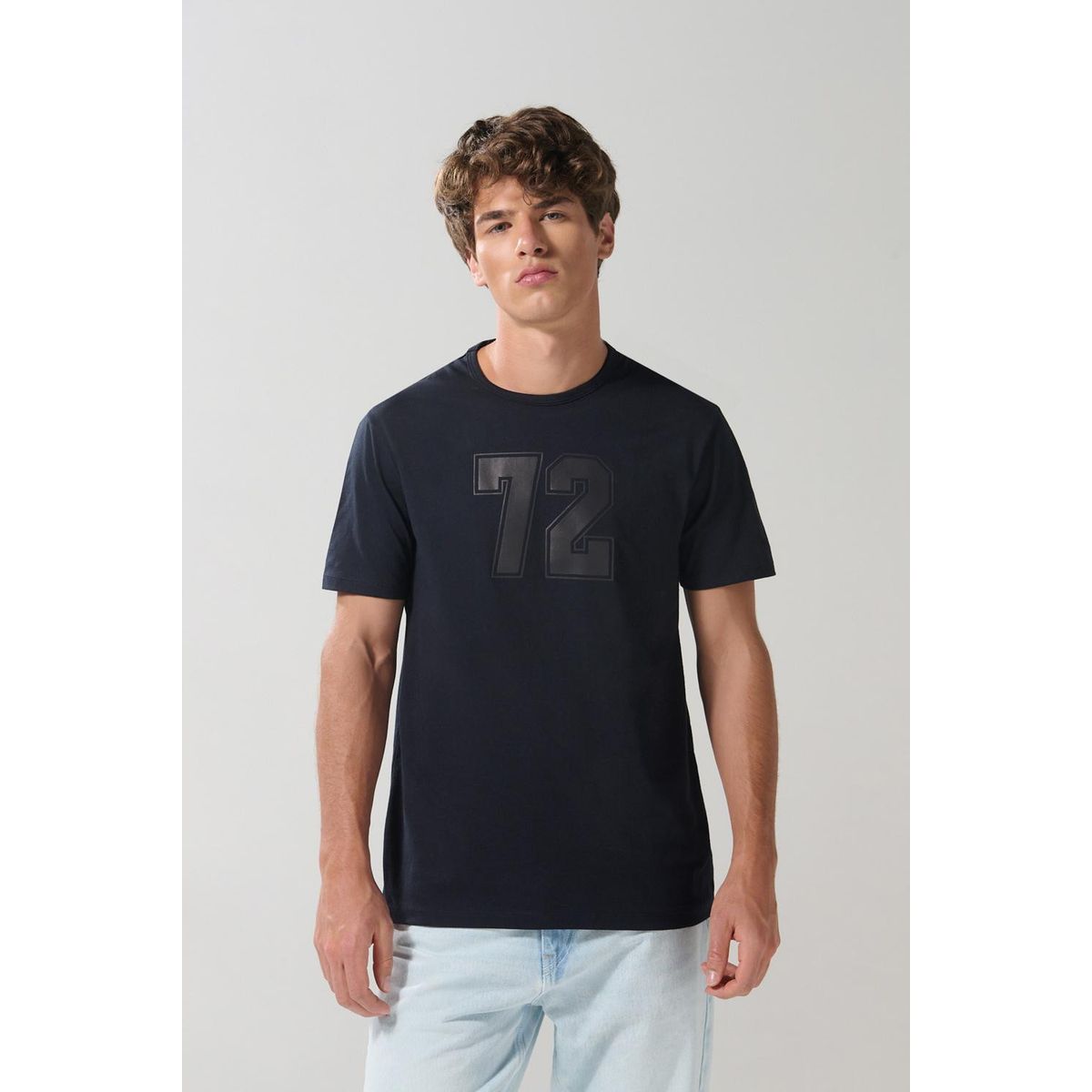 KOAJ - KOAJ Camiseta azul intensa manga corta con arte college num Hombre