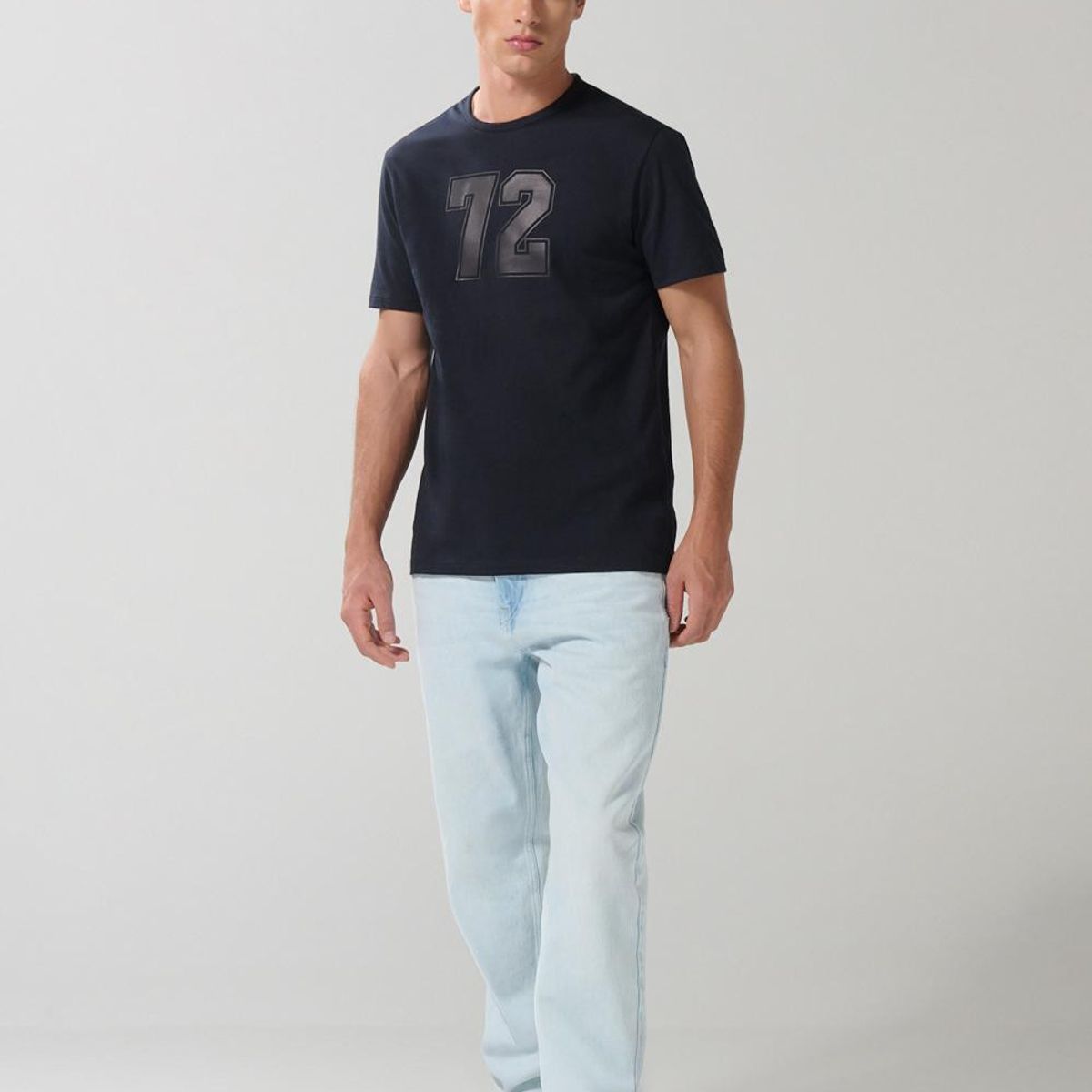 KOAJ - KOAJ Camiseta azul intensa manga corta con arte college num Hombre