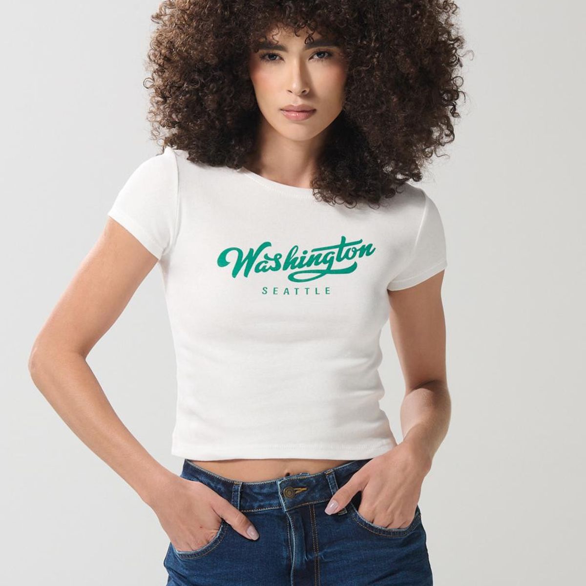 KOAJ - KOAJ Camiseta crema cuello redondo con arte college verde Mujer