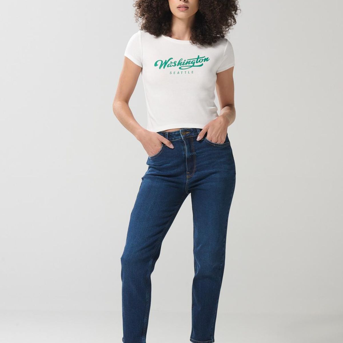 KOAJ - KOAJ Camiseta crema cuello redondo con arte college verde Mujer