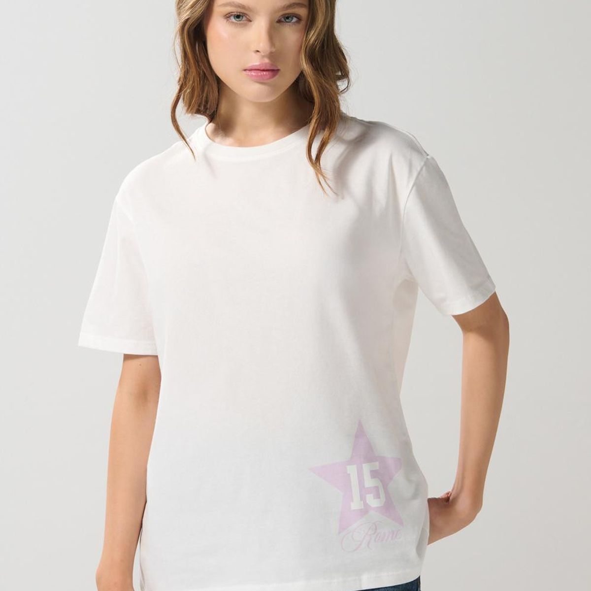 KOAJ - KOAJ Camiseta cuello redondo crema con arte college delanter Mujer