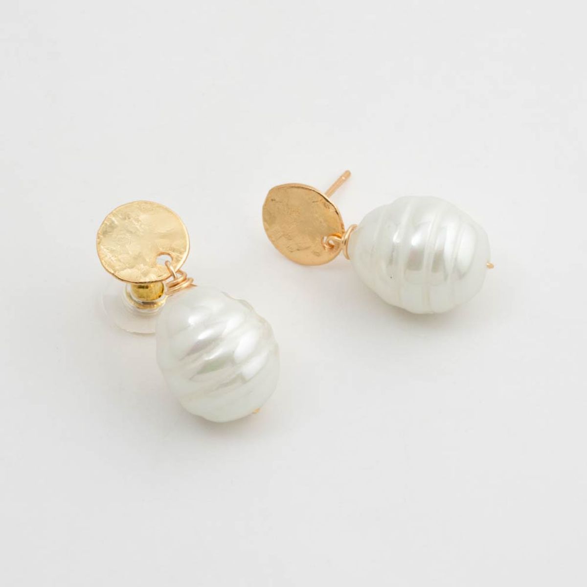 ENIGMA - Aretes Ritual Con Perla Dorado Para Mujer