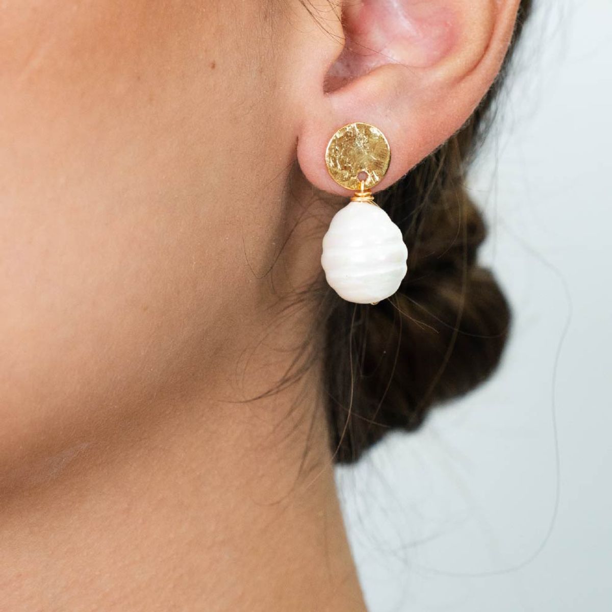 ENIGMA - Aretes Ritual Con Perla Dorado Para Mujer