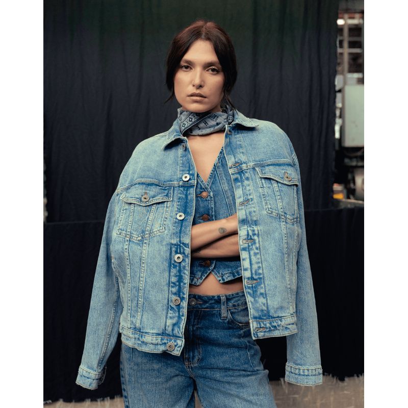 COLOR BLUE - Chaqueta Trucker Denim Tono Medio