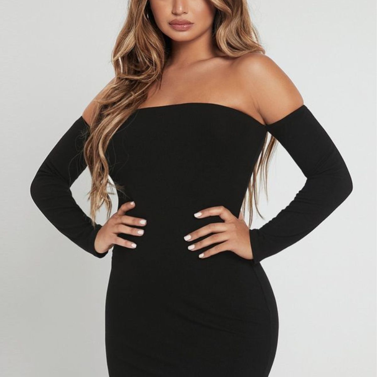 NEGRELI - Vestido corto negro “Esencial Glam”Hombros descubiertos y manga larga