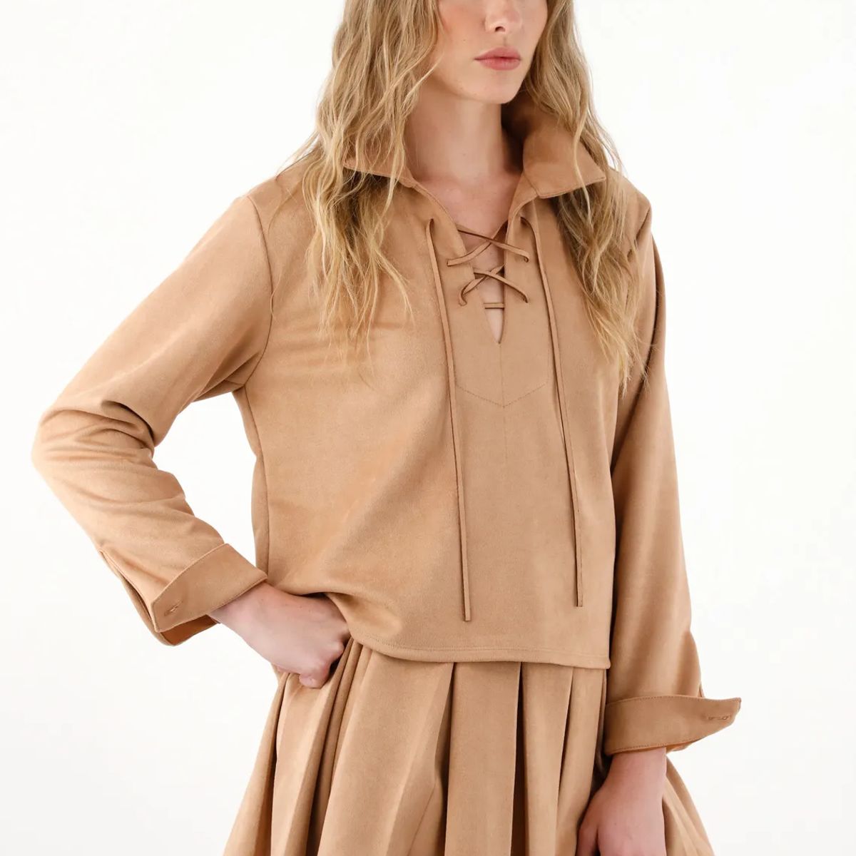 TENNIS - Falda corta en tela suede café para mujer