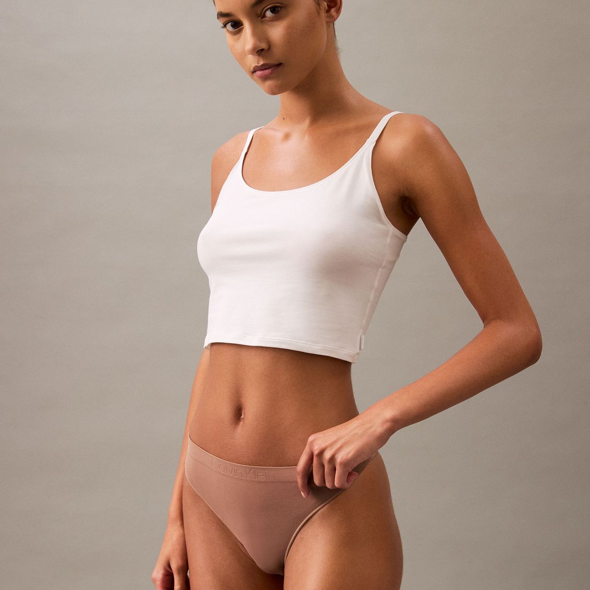 CALVIN KLEIN - Tanga chocolate con logo atonal Calvin Klein