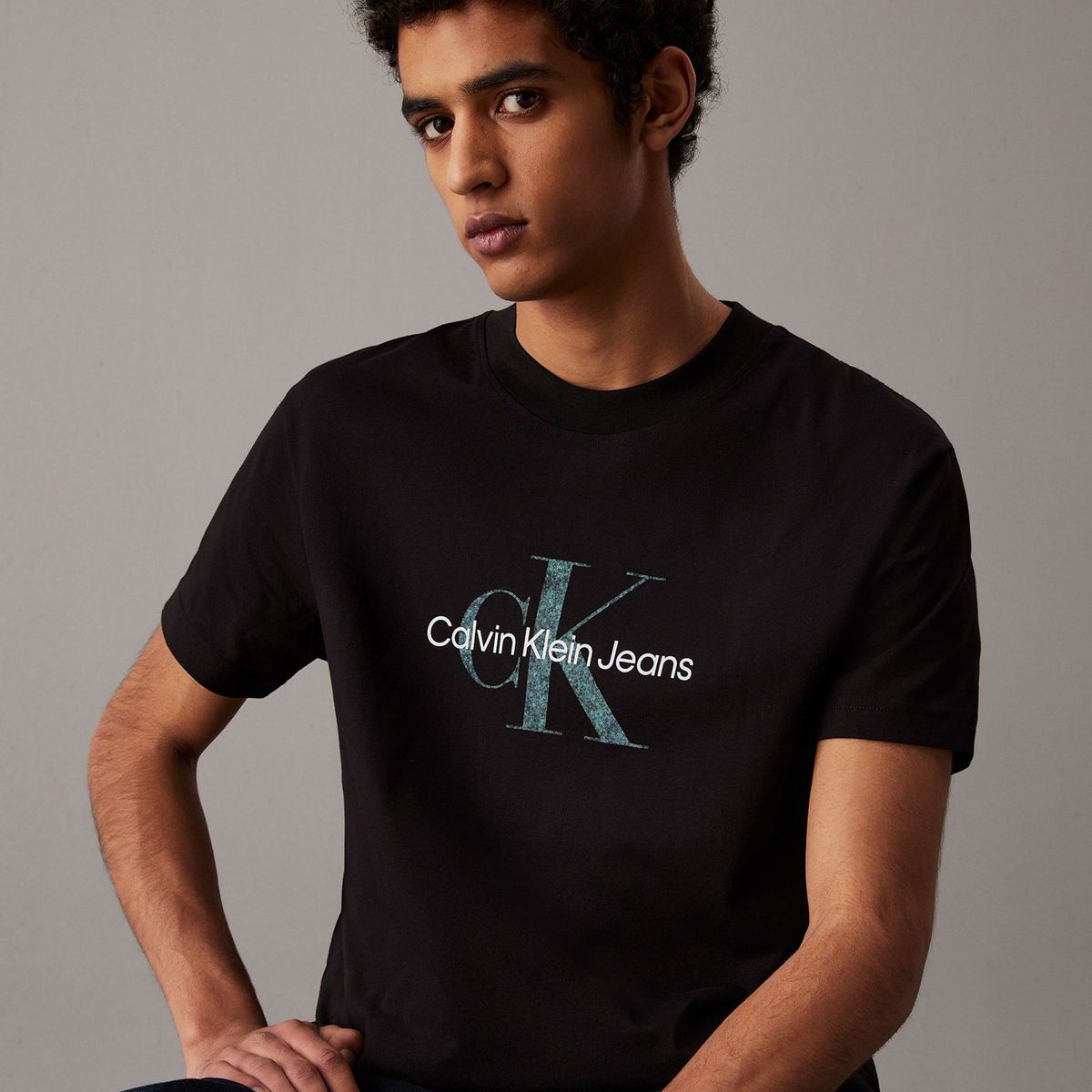 CALVIN KLEIN - Camiseta negra con monograma Calvin Klein