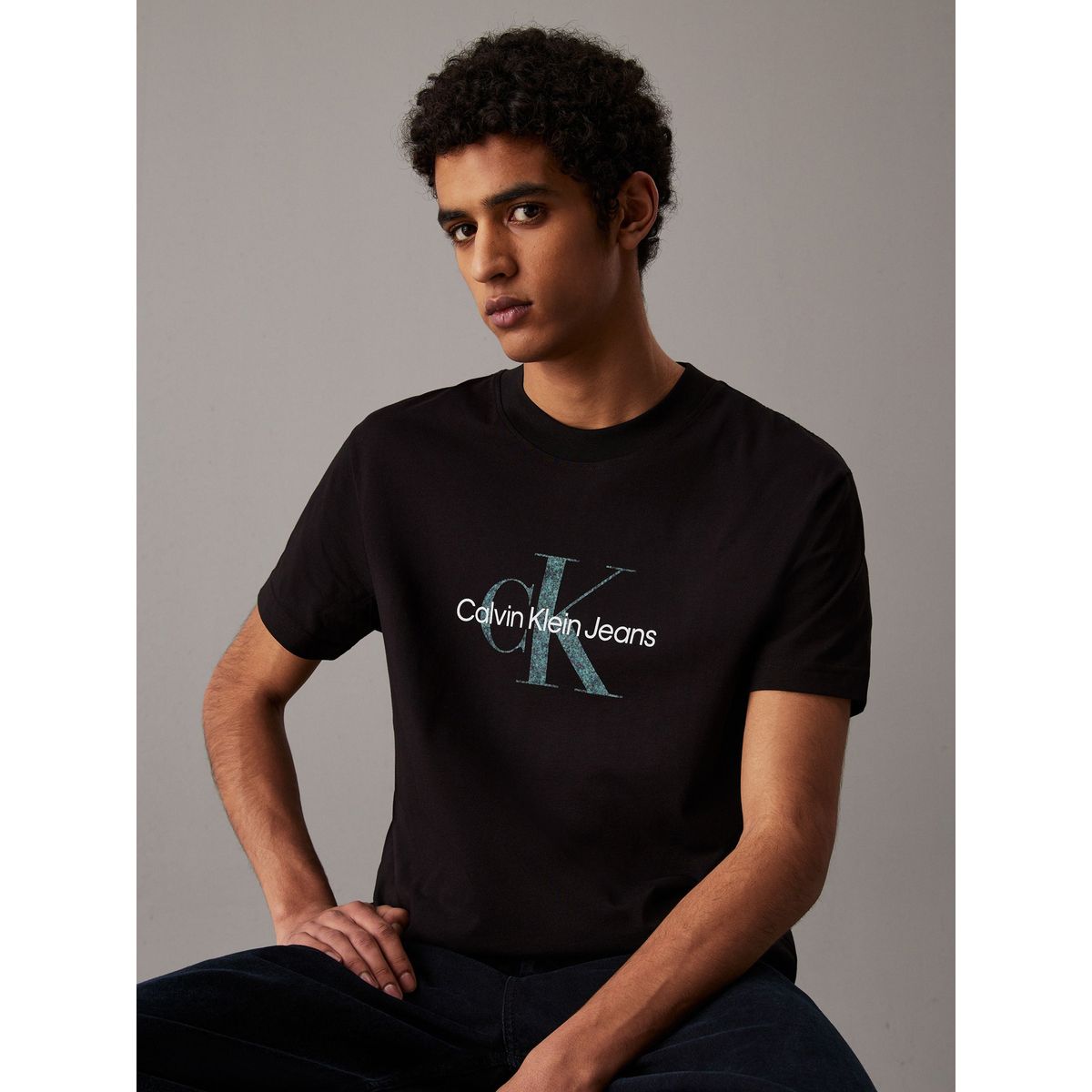 CALVIN KLEIN - Camiseta negra con monograma Calvin Klein