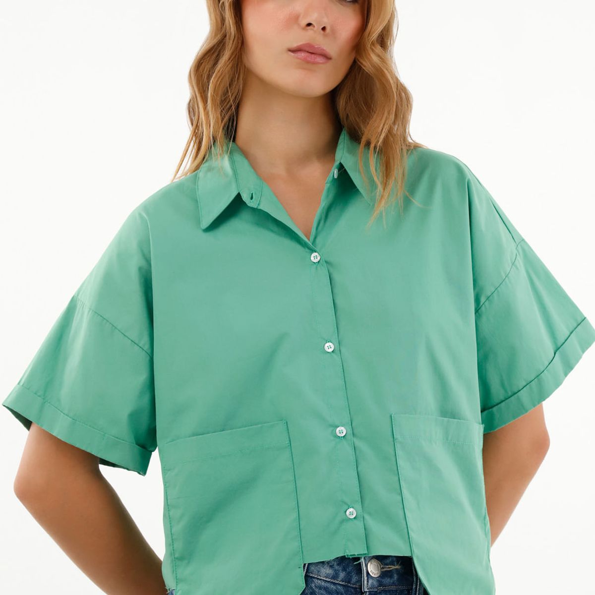 TENNIS - Camisa verde con ruedo al corte para mujer