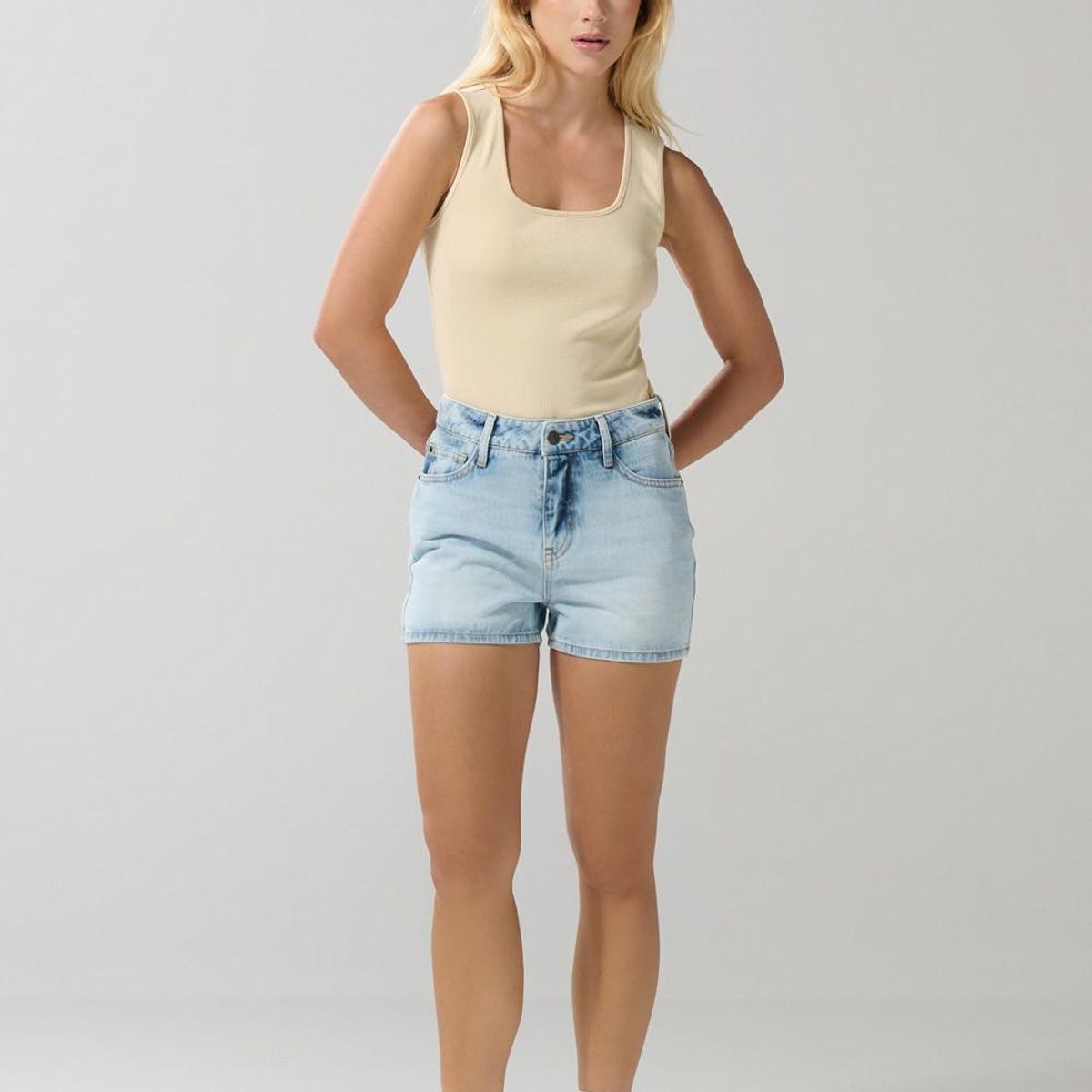 KOAJ - KOAJ Short en jean azul claro con tiro alto y bolsillos Short en jean azul claro con tiro alto y bolsillos Mujer