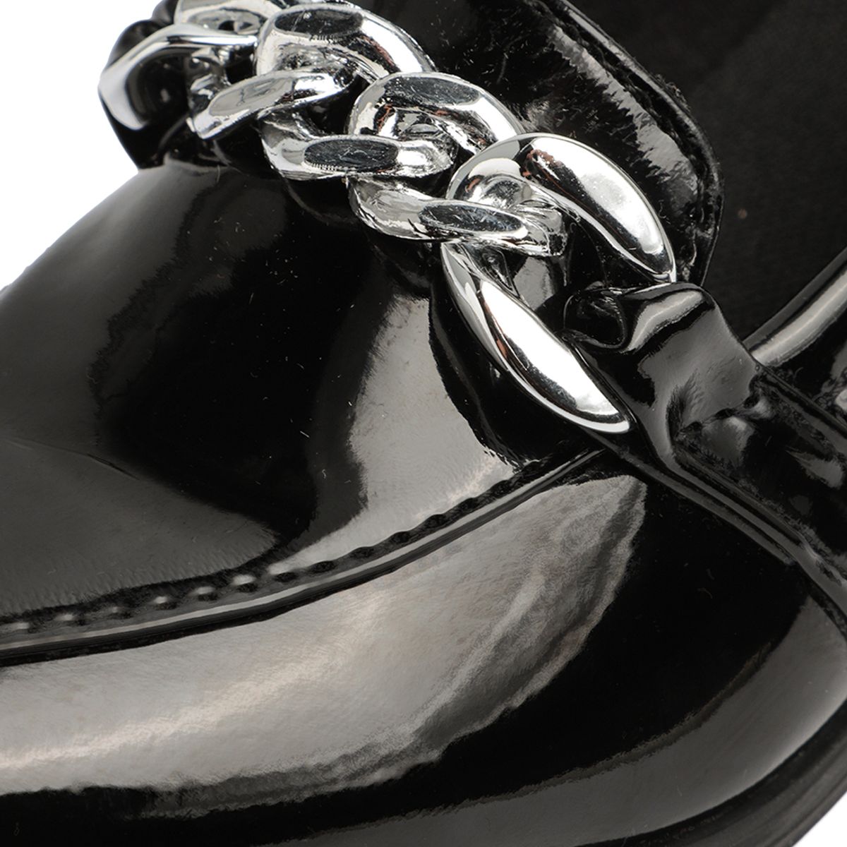 SEVENTEEN - ZAPATO NEGRO CON CHAROL CON HERRAJE PLATEADO SEVENTEEN FABIANA